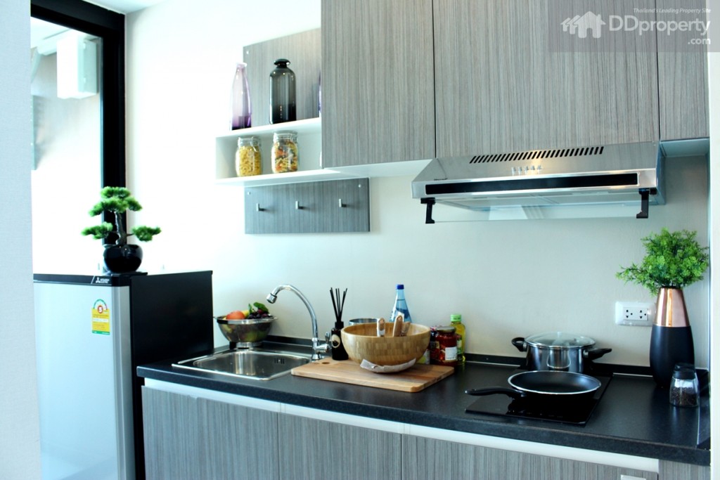 ชุดแพนทรีบิลท์อิน ท็อปด้วยลามิเนต ติดกับระเบียง