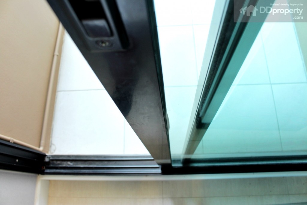 ฉากกั้นระเบียงเป็นกระจกใสเขียวตัดแสง ขอบอะลูมิเนียมดำ