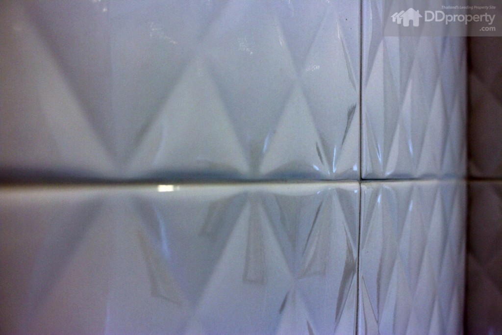 ความพิเศษของห้องน้ำของห้องแบบ 28 ตร.ม. คือผนังใช้กระเบื้องแบบมีมิติ มีผิวสัมผัสและให้ความรู้สึกที่พิเศษ