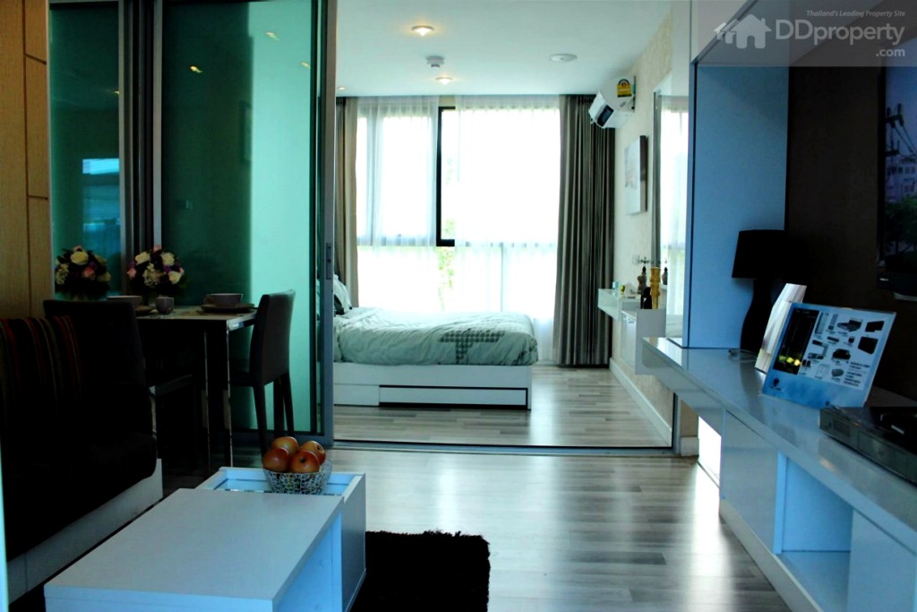 ระยะห่างจากโซฟา – ชั้นวางทีวี ประมาณ 1.5 ม. มุมมองภายในห้องนั่งเล่น 