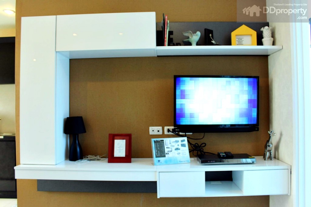 ชั้นวางทีวีบิลท์อินแบบลอยตัว ท็อปด้วยลามิเนต