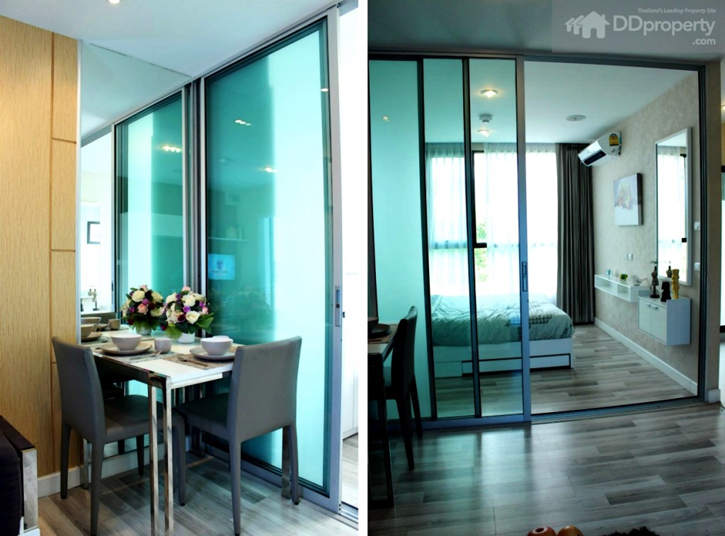 ประตูห้องนอน กั้นเป็นกระจกบานสไลด์ 3 ตอน ขนาด 2.45 x 2.20 ม.