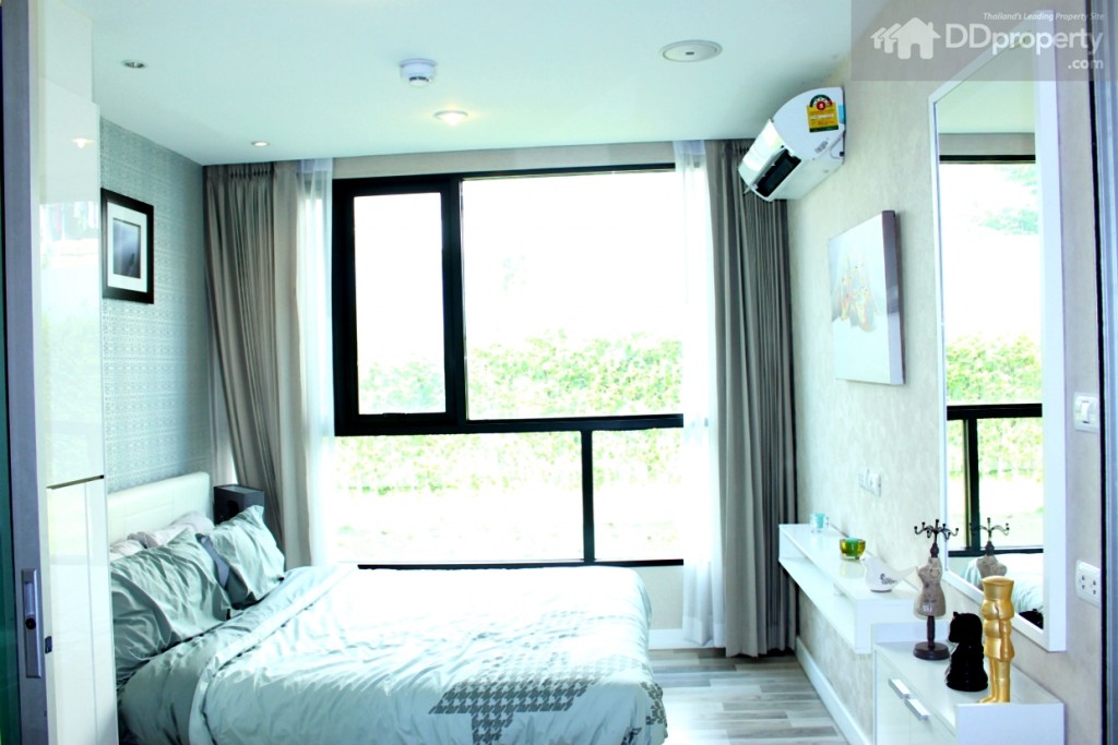 ห้องนอนใช้เตียงยี่ห้อ Estro ขนาด163x206x94 ซม.