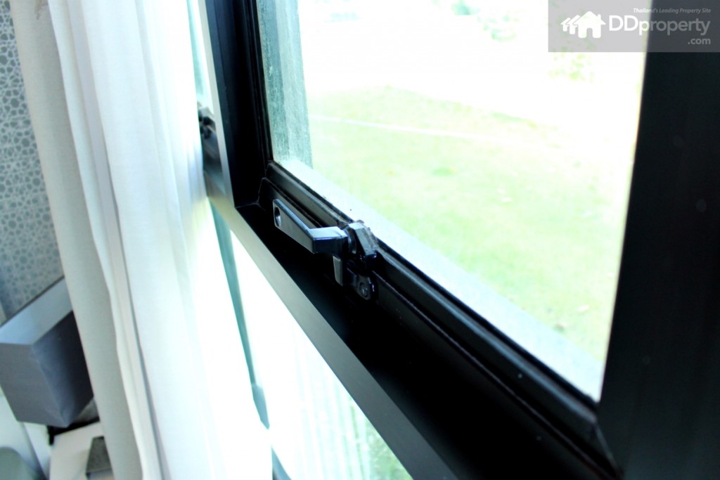 ขอบกระจกห้องนอนอะลูมิเนียมดำสามารถเปิด-ปิดได้