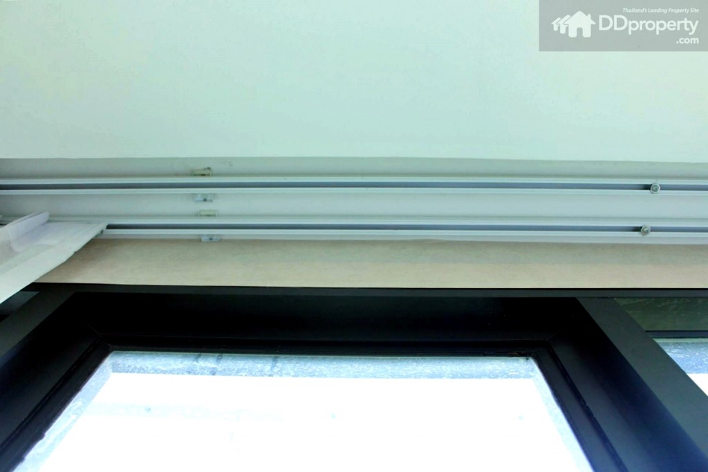 มีรางติดม่านมาให้พร้อมกับตัวห้อง แต่ต้องติดม่านเอาเอง