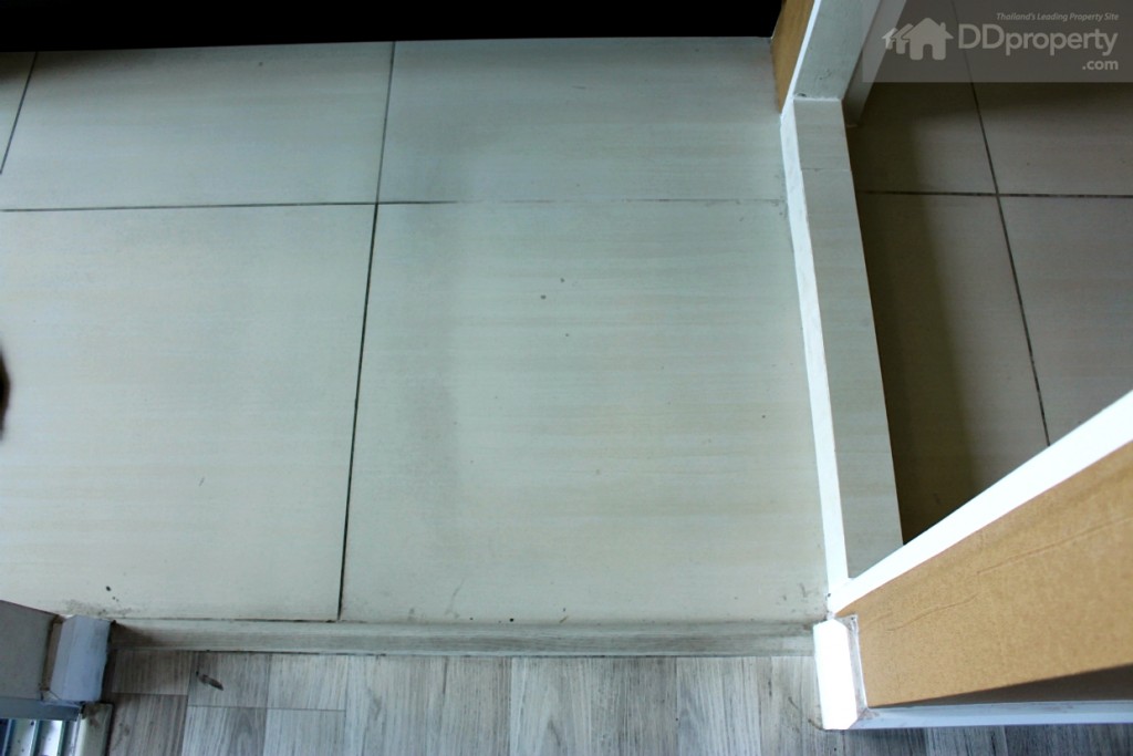 พื้นห้องปูด้วยลามิเนตหนา 8 มม. พื้นห้องครัวเป็นกระเบื้องแกรนนิตโต้