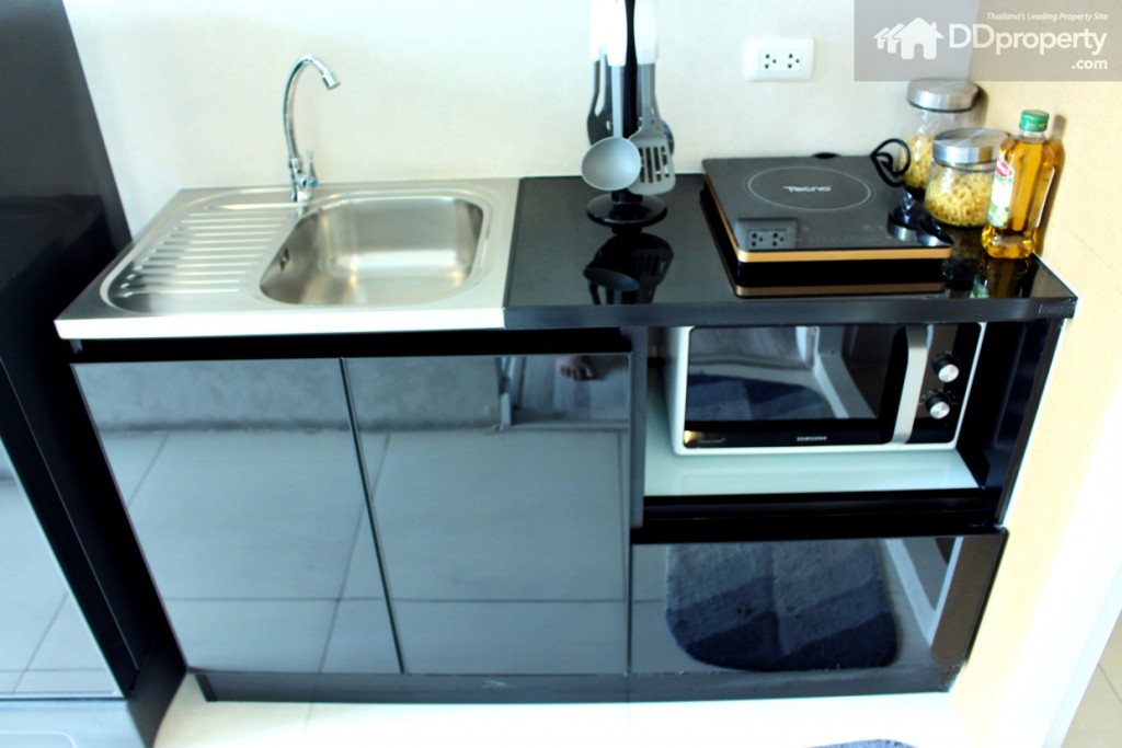 ชุดครัวบิลท์อินท็อปด้วยลามิเนต แต่ไม่มีเครื่อใช้ไฟฟ้าให้