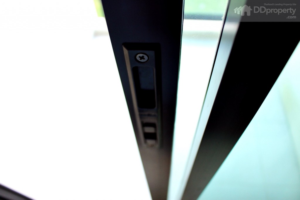 ขอบกระจกเป็นอะลูมิเนียมดำ แบบ 2 ตอน