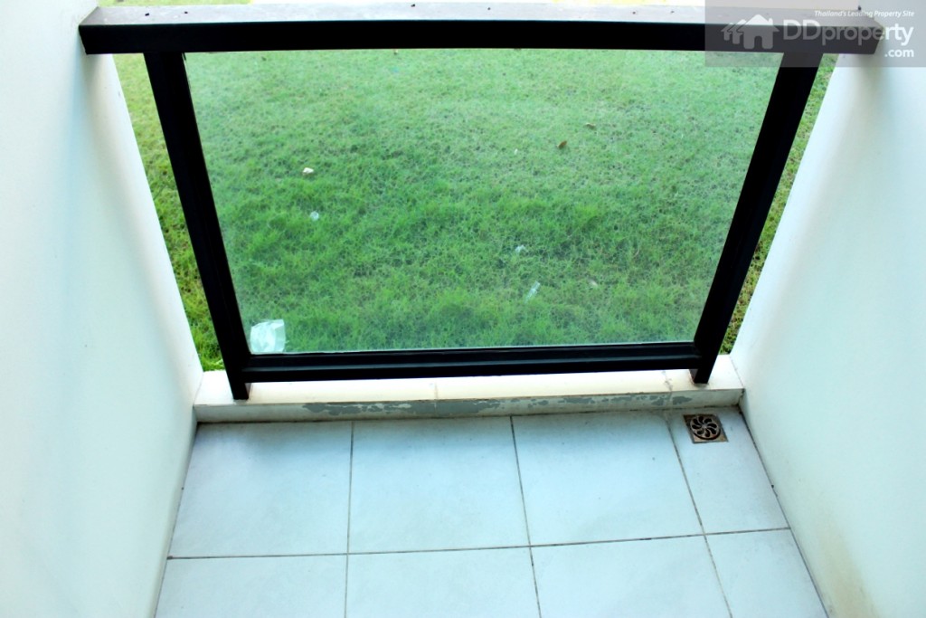 พื้นที่บริเวณระเบียง ปูพื้นด้วยกระเบื้อง