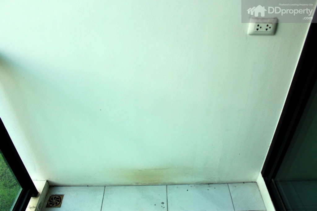 ห้องจริงมีการเดินระบบไฟ และท่อน้ำทิ้งในบริเวณระเบียง