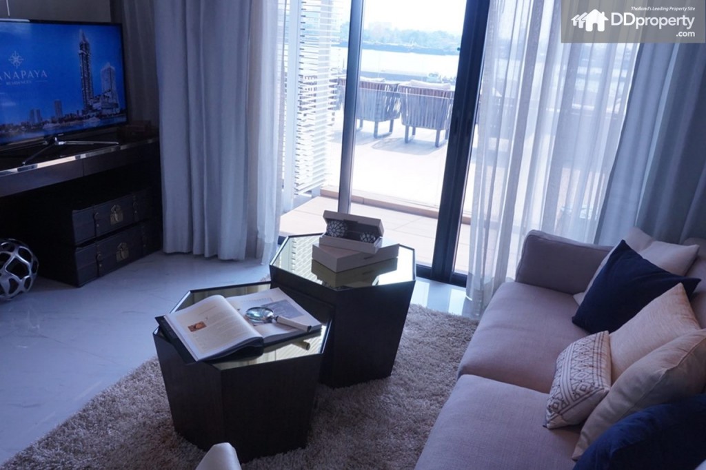 โซนห้องนั่งเล่นกว้างพอที่จะมีโต๊ะวางหนังสือหรือเครื่องดื่มระหว่างทีวี