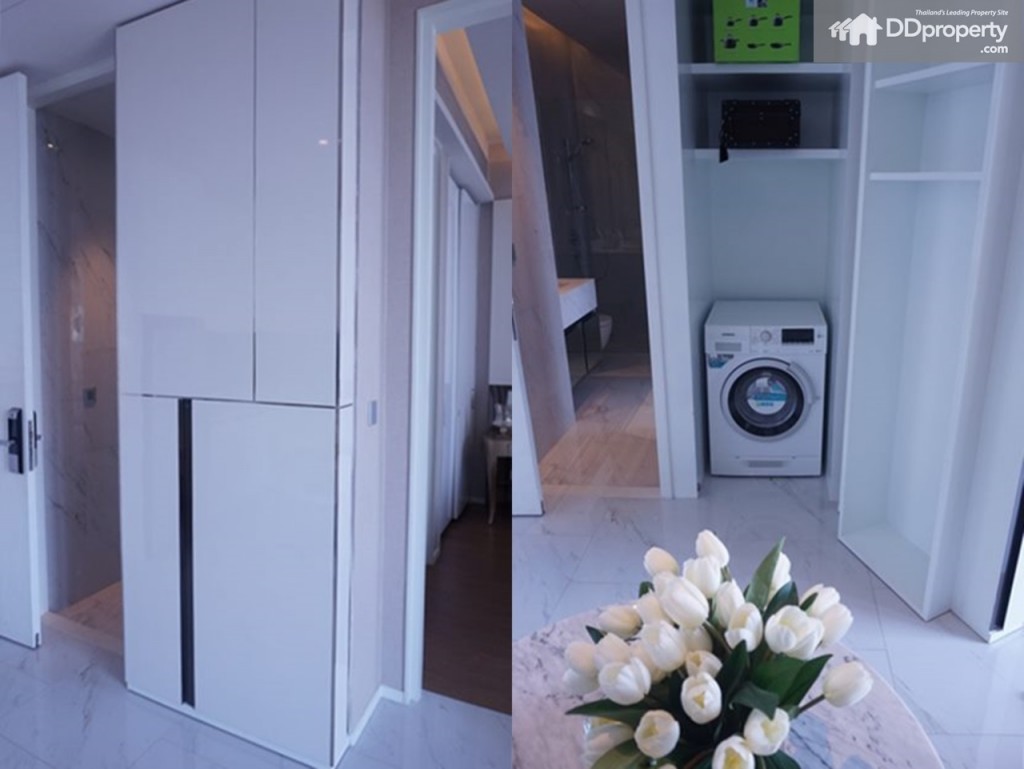 ตู้ติดกับห้องน้ำเป็นตู้เก็บเครื่องซักผ้า (พื้นที่สามารถจัดวางได้ทั้งชนิดฝาหน้าและฝาบน)