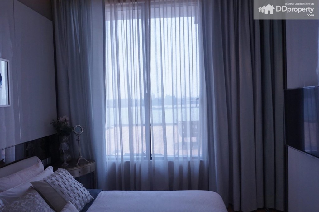 ห้องนอนมีหน้าต่างเพื่อเพิ่มความโปร่ง