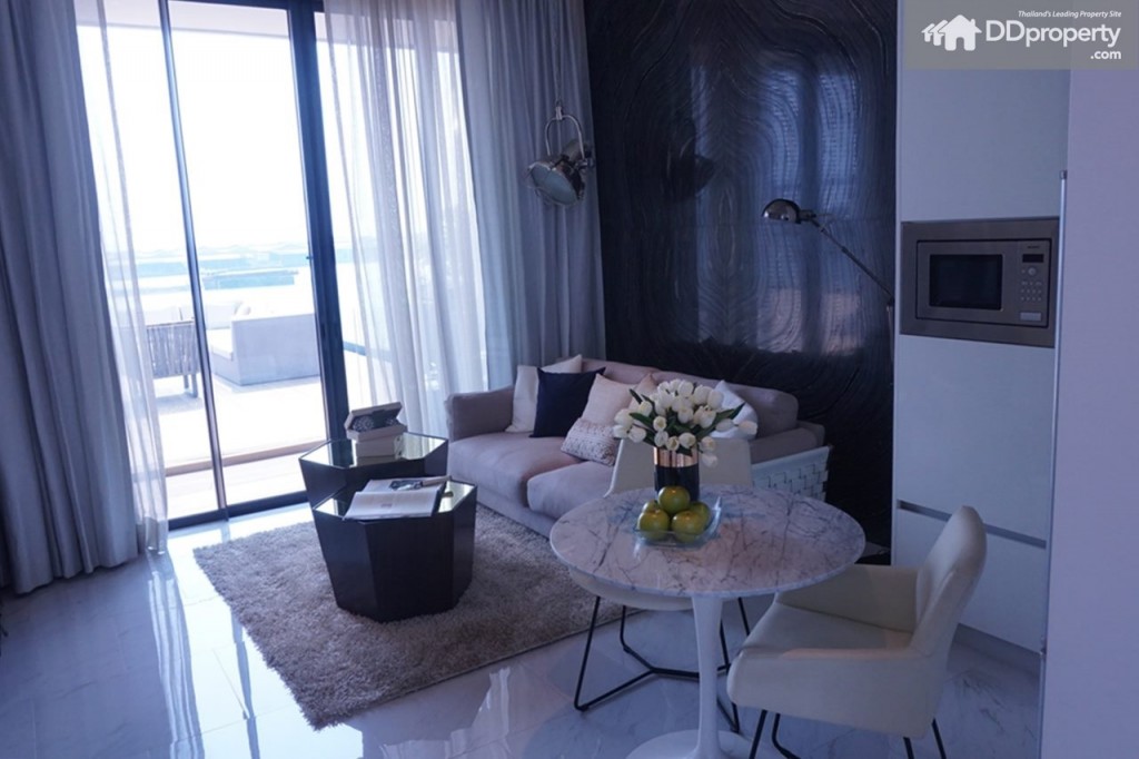 โซนห้องนั่งเล่นติดโซนครัวและรับประทานอาหารแต่ยังคงกว้างขวางอยู่