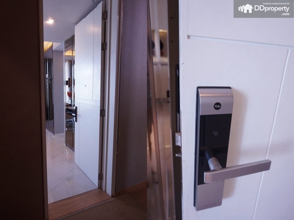 ประตูเป็นแบบ digital doorlock แบรนด์ Yale เช่นเดียวกัน