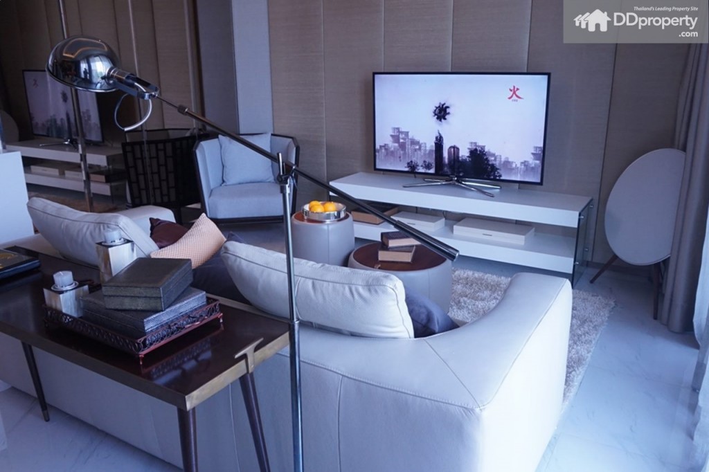 พื้นที่กว้างพอสำหรับวางโต๊ะระหว่างทีวีและติดตั้งชั้นวางทีวีได้/ หลังโซฟายังสามารถวางเป็นโต๊ะทำงานหรืออ่านหนังสือยามดูทีวีได้