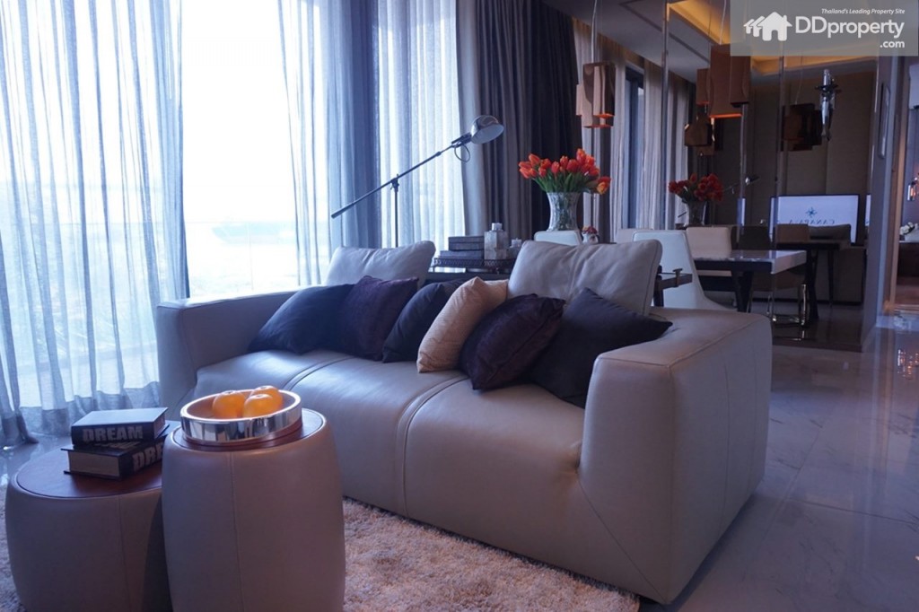 ติดกับโซนนั่งเล่นจะเป็นประตูเลื่อนเพื่อออกไปยังระเบียง