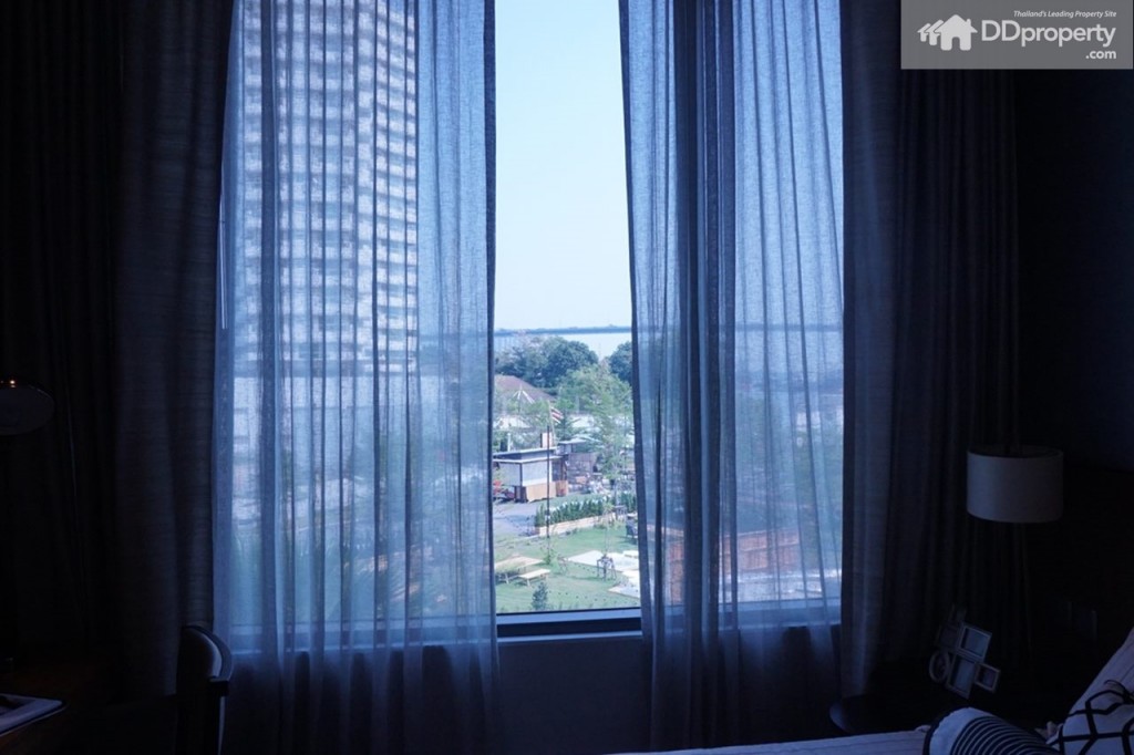 มีหน้าต่างเพิ่มความโปร่งให้กับห้องนอนเล็กเช่นเดียวกัน