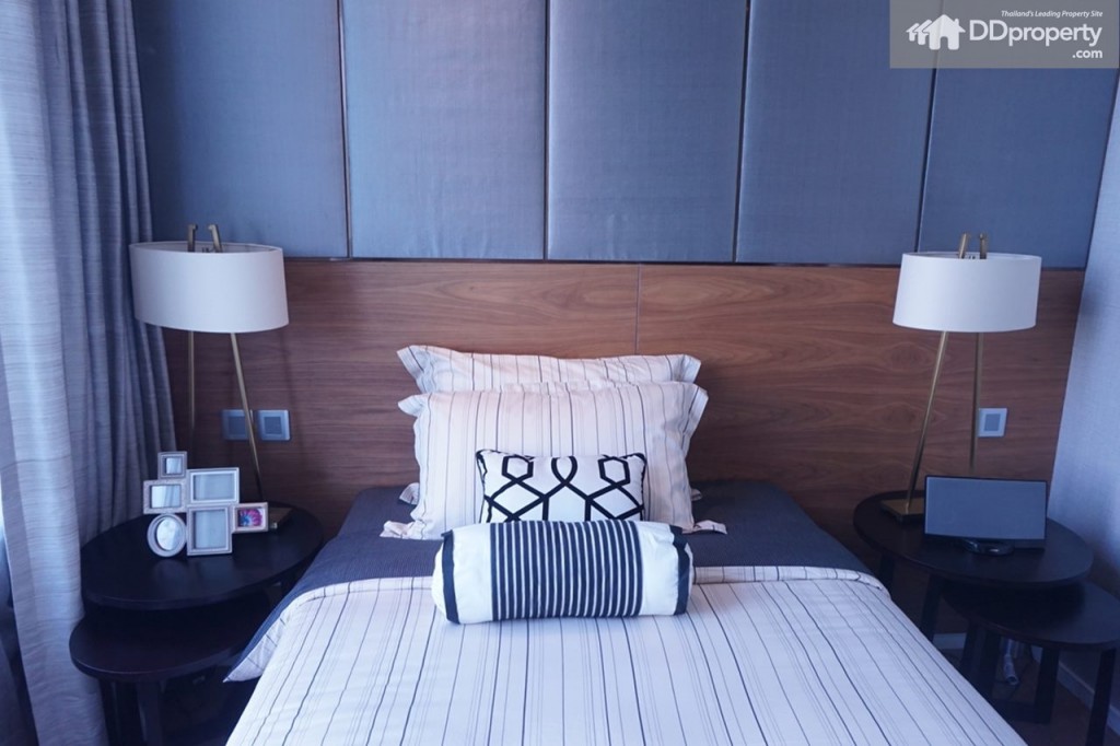 ข้างเตียงทั้ง 2 ฝั่งมีพื้นที่เหลือสำหรับวางโคมไฟได้