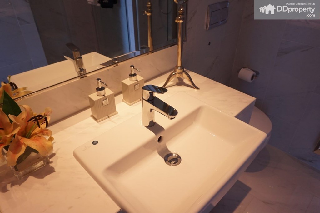 ห้องน้ำฝั่งตรงข้ามห้องนอนเล็ก/  อ่างล้างหน้าแบรนด์ Villeroy & Boch