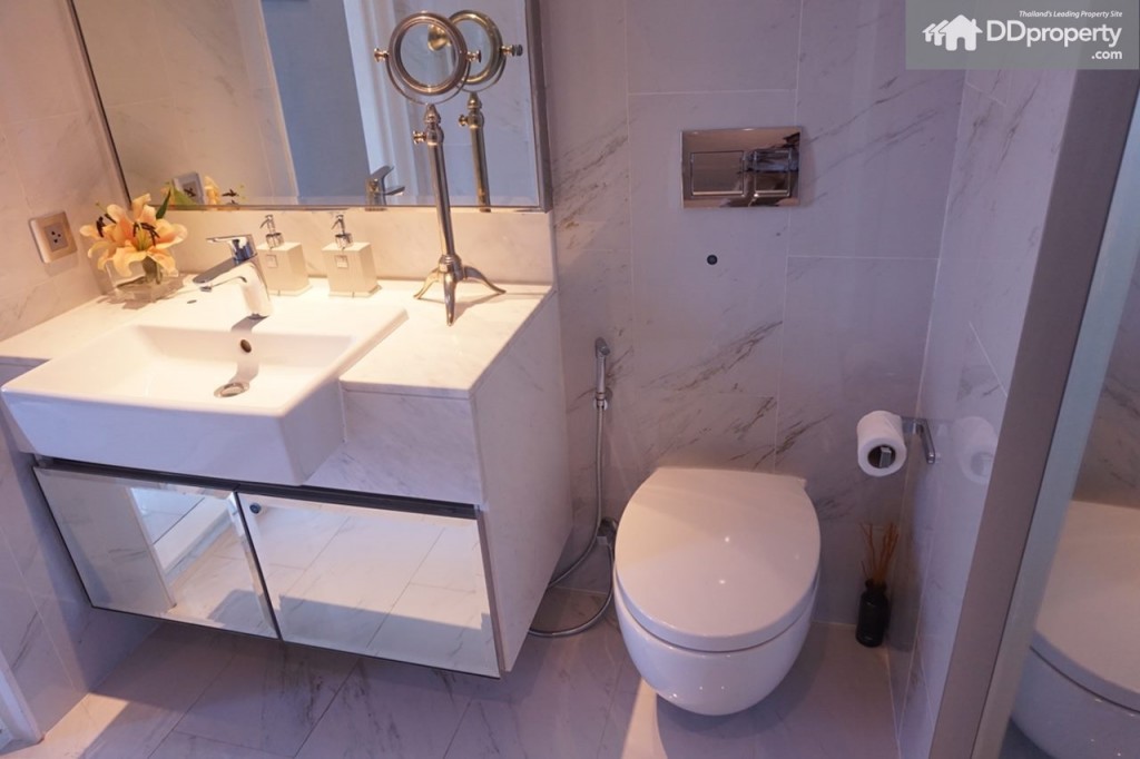 สุขภัณฑ์อ่างล้างหน้าและชักโครกแถมบรนด์ Villeroy & Boch เช่นเดียวกัน