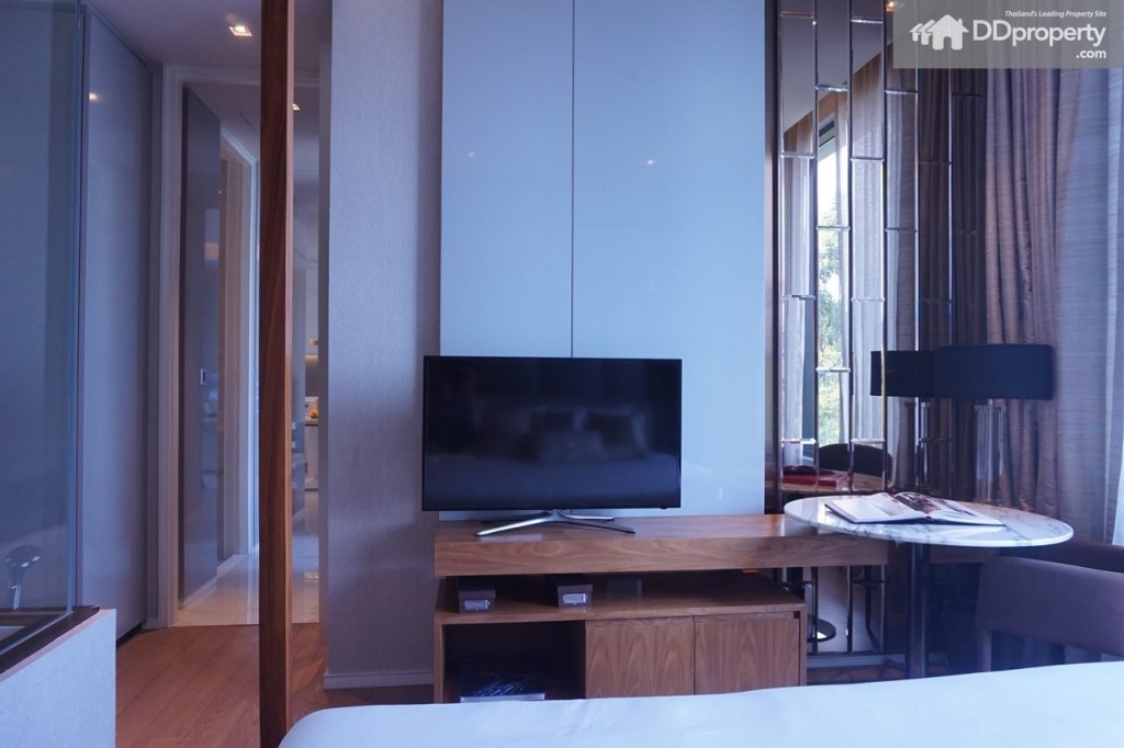 พื้นที่ปลายเตียงกว้างเช่นกันสามารถติดตั้งชั้นวางทีวีและยังมีที่เหลือให้เดินผ่านได้สะดวก