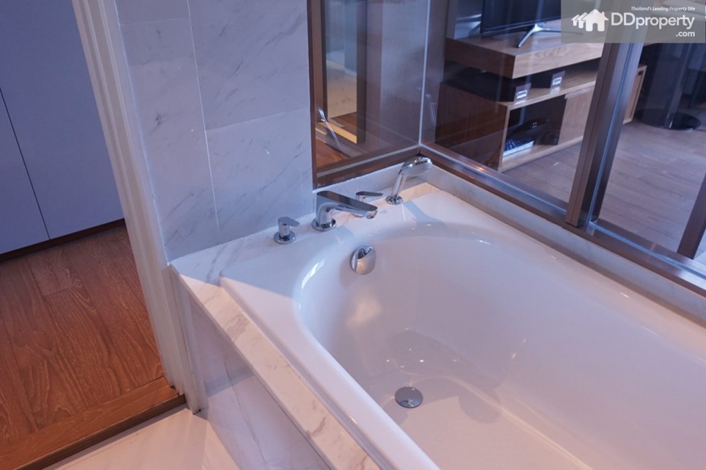 อ่างอาบน้ำติดตั้งมาให้ แบรนด์ Grohe หรือทียบเท่า