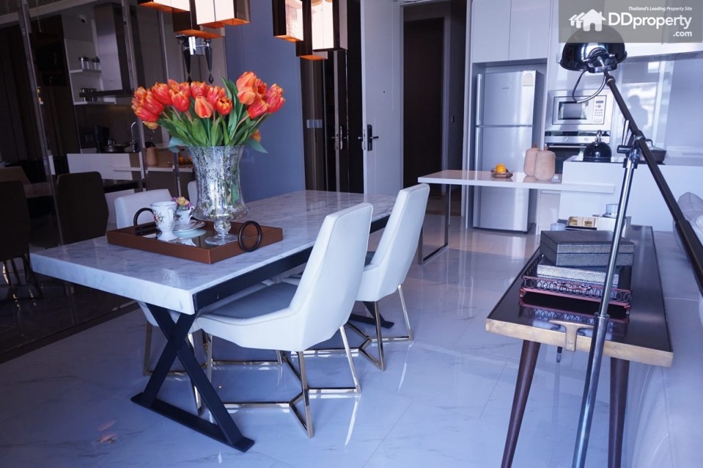 เมื่อมองจากระเบียงเข้ามา