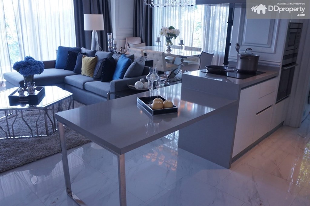  โซนครัวจะกั้นติดกับโซนห้องนั่งเล่นและโซนรับประทานอาหาร 