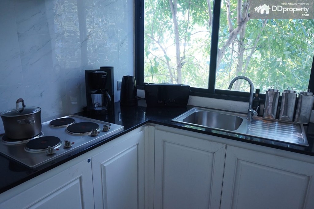 โซนครัวไทยติดตั้ง ซิ้งค์ให้เช่นเดียวกันพร้อมเตาไฟฟ้าแบรนด์ Mex