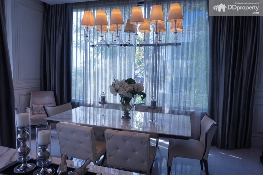 โซนรับประทานอาหารจะอยู่หลังโซนนั่งเล่น สามารถจัดวางโต๊ะรับประทานอาหารเพื่อรองรับแขก 5-8 ท่านได้