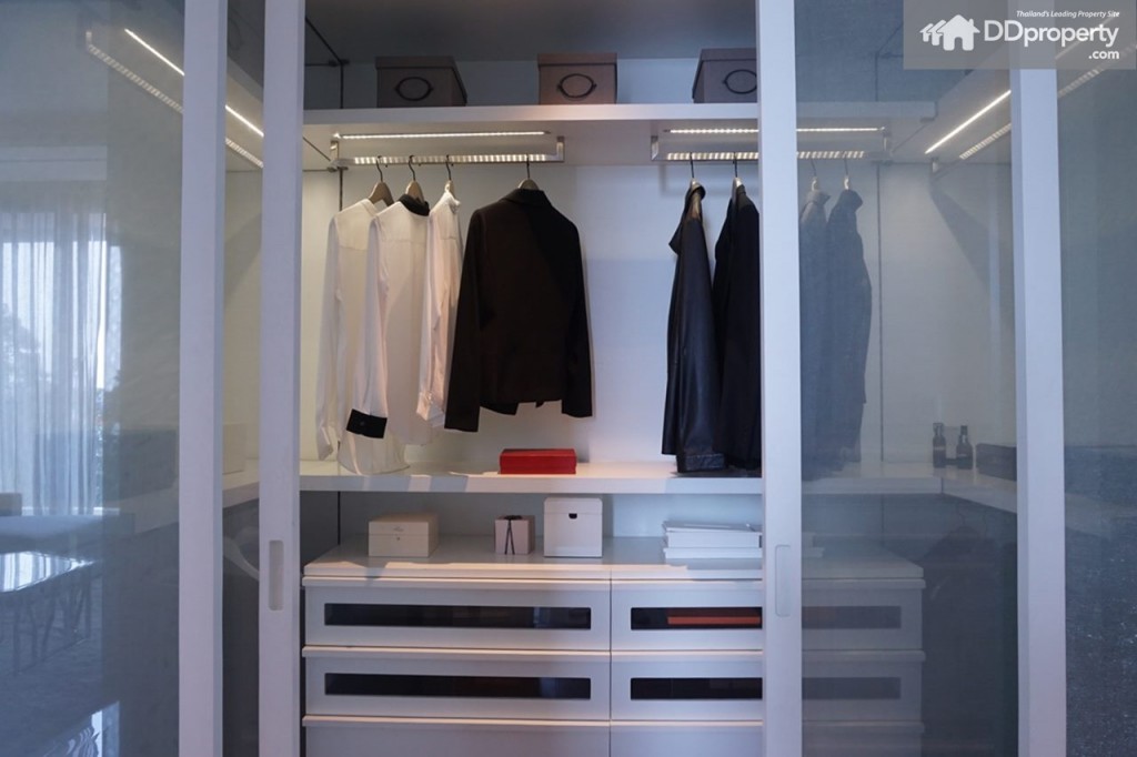 Walk-in closet ที่มีมาให้