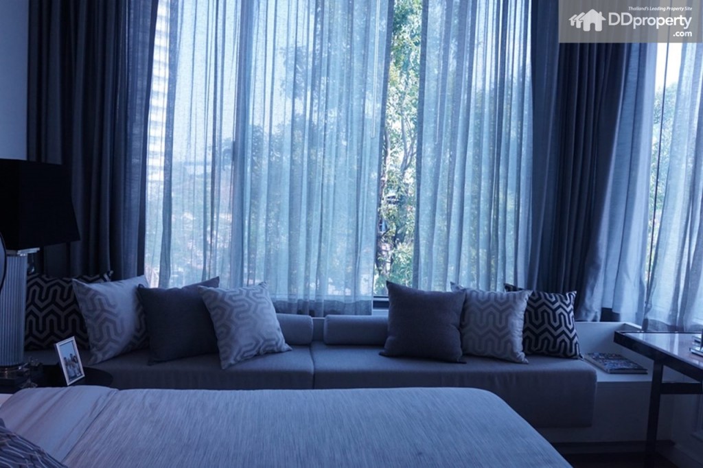 พร้อมหน้าต่างเพิ่มความโปร่งให้กับห้อง