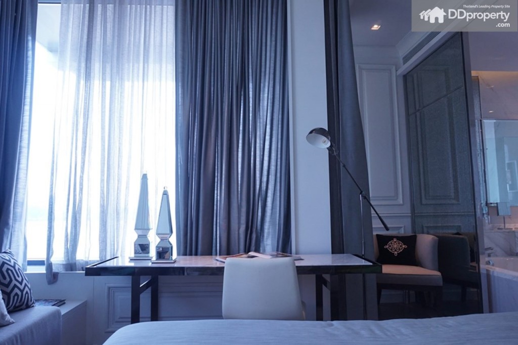 ปลายเตียงสามารถจัดวางเป็นโซน study หรือทำงานได้