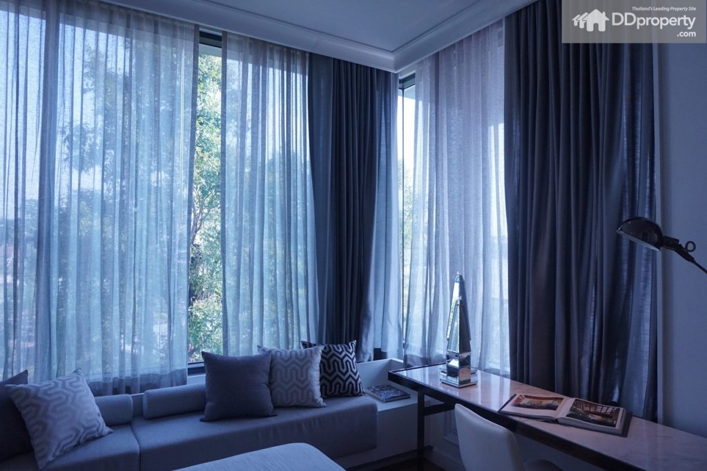 ข้างเตียงยังมีพื้นที่เหลือสามารถจัดวางโซฟาได้