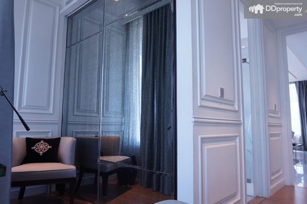 บานกั้นโซนห้องน้ำในห้อง