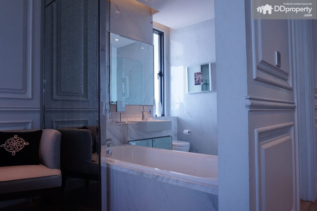 จะเป็น partition บานเลื่อนเดินเข้าอ่างอาบน้ำได้ (ของจริงจะเป็นกระจก see-through บาน fixed)