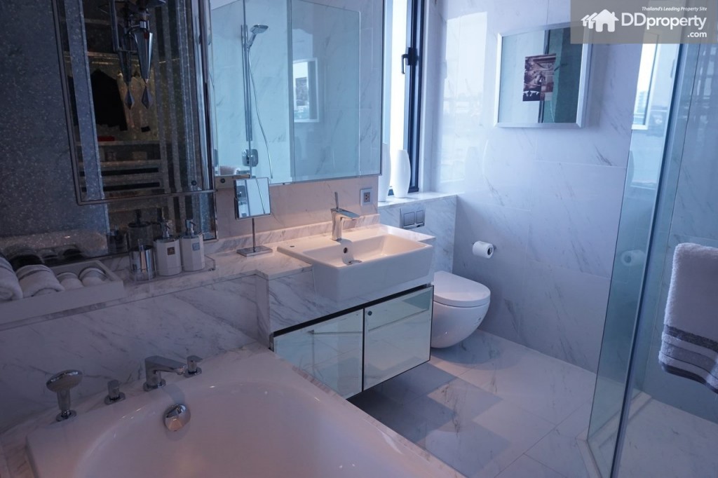 ประกอบด้วยอ่างล้างหน้า, อ่างอาบน้ำ, ตู้อาบน้ำ, ชักโครก