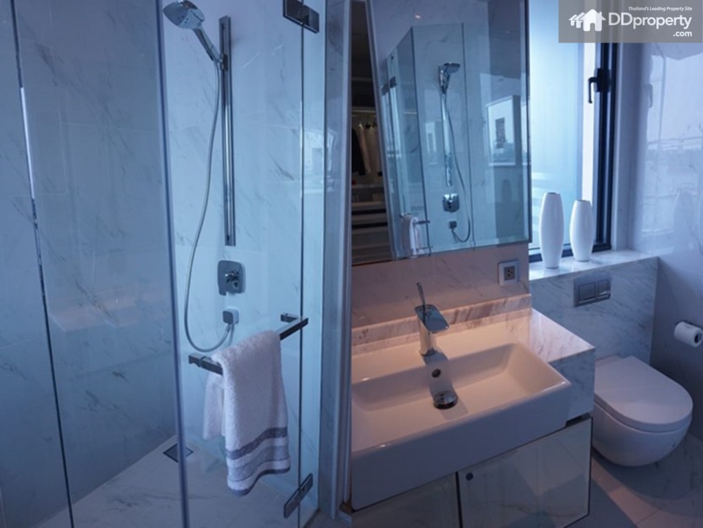   โซน shower (แบรนด์ Hansgrohe) พร้อมกระจกนิรภัย/ อ่างล้างหน้าและชักโครกใช้แบรนด์ Villeroy & Boch 