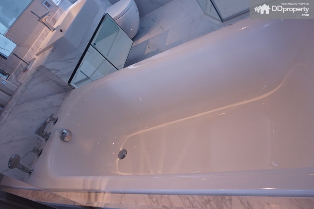 อ่างอาบน้ำมีมาให้ (แบรนด์ Grohe หรือเทียบเท่า)