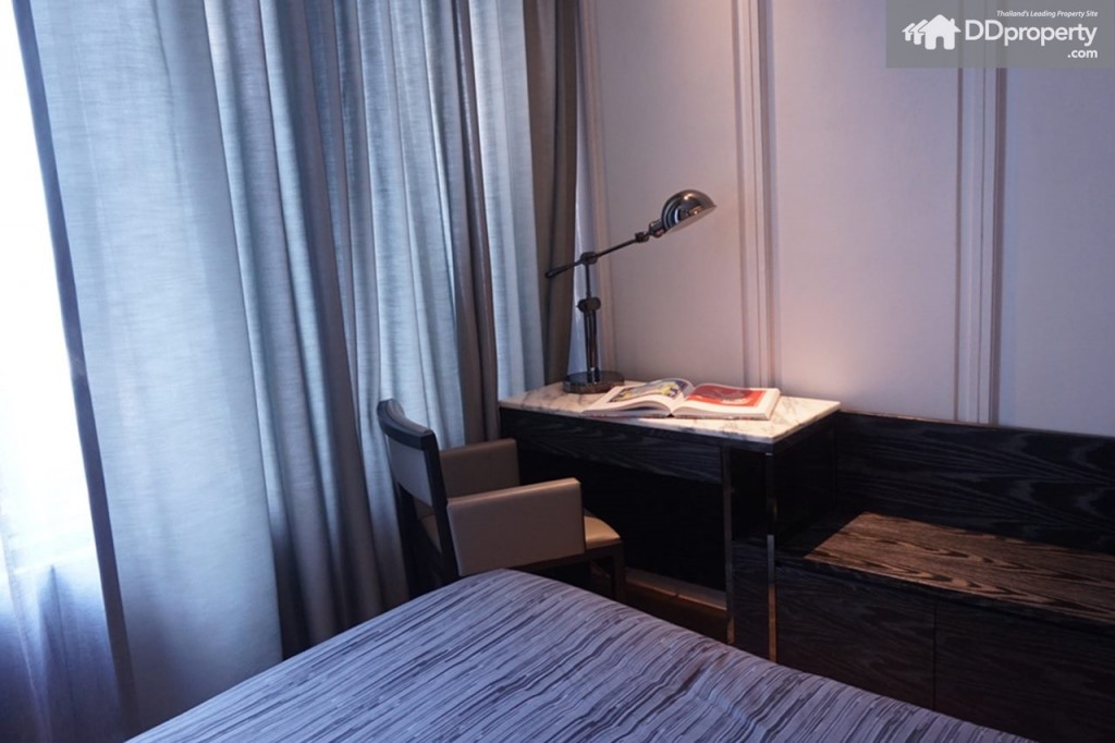 ปลายเตียงสามารถจัดเป็นโซนอ่านหนังสือได้ พร้อมมีหน้าต่างช่วยเพิ่มความโปร่ง