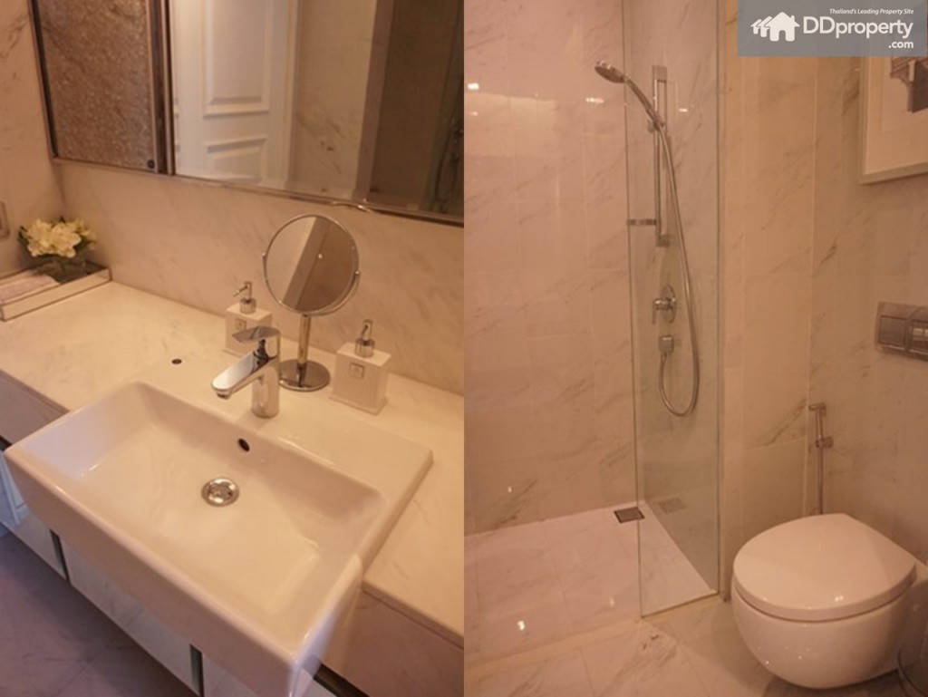 ตรงต่อจากตู้เสื้อผ้าจะเป็นห้องน้ำ (สุขภัณฑ์แถมแบรนด์ Villeroy & Boch, อุปกรณ์ shower แบรนด์ Hansgrohe)