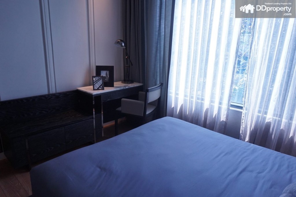 ปลายเตียงสามารถจัดวางเป็นโต๊ะ study ได้