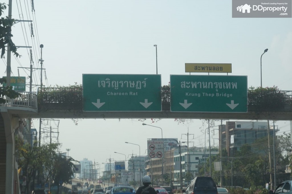 หากตรงไปต่อจะเป็นแยกเพื่อเข้าสู่ถนนเจริญราษฏร์และทางขึ้นสะพานกรุงเทพ