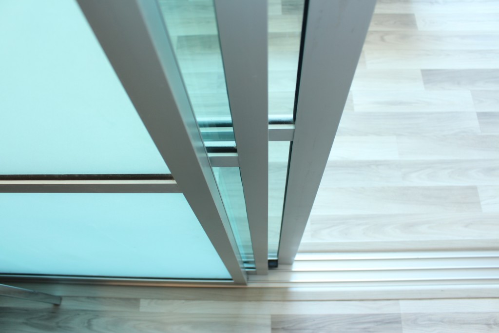 ฉากกั้นห้องนอนเป็นกระจกใสสีเขียวตัดแสงแบบ  3 ตอน ขอบอะลูมิเนียมเทา