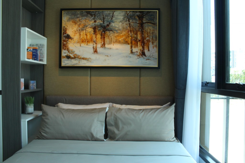 เตียงขนาด 5 ฟุต มีบิลท์อินที่เก็บของข้างหัวเตียง ซึ่งหากต้องการเปลี่ยนเตียงเป็น 6 ฟุตก็หมดสิทธิ์ เพราะติดตู้เสื้อผ้าที่บิลท์อินบริเวณหัวเตียง