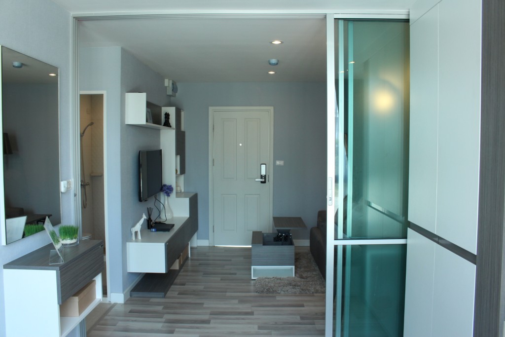 การที่ใช้ฉากกั้นแบบ 3 ตอนทำให้ห้องดูเปิดโล่งมากขึ้น