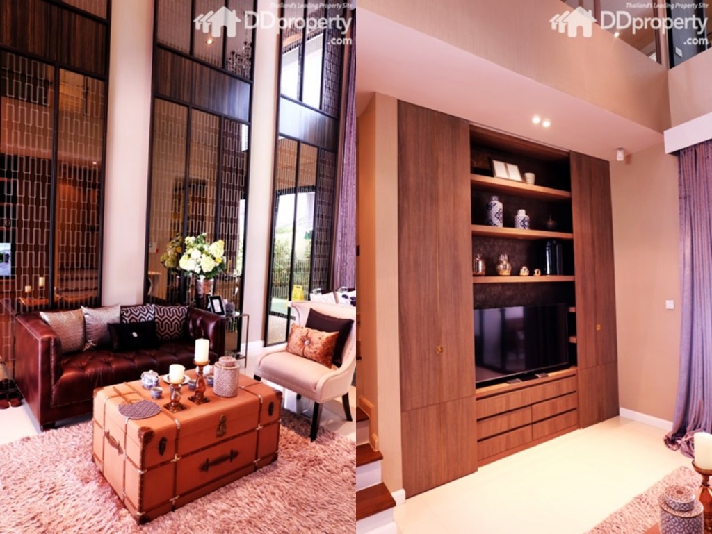 -ทางโครงการใช้แผ่นทาบผนังลวดลายจีนให้เป็นตัวอย่างไอเดียการตกแต่ง -งานบิลท์อินชั้นวางทีวีทางโครงการแถม ขนาดทีวีที่เหมาะกับระดับสายตาคือตั้งแต่ 43 นิ้วขึ้นไป