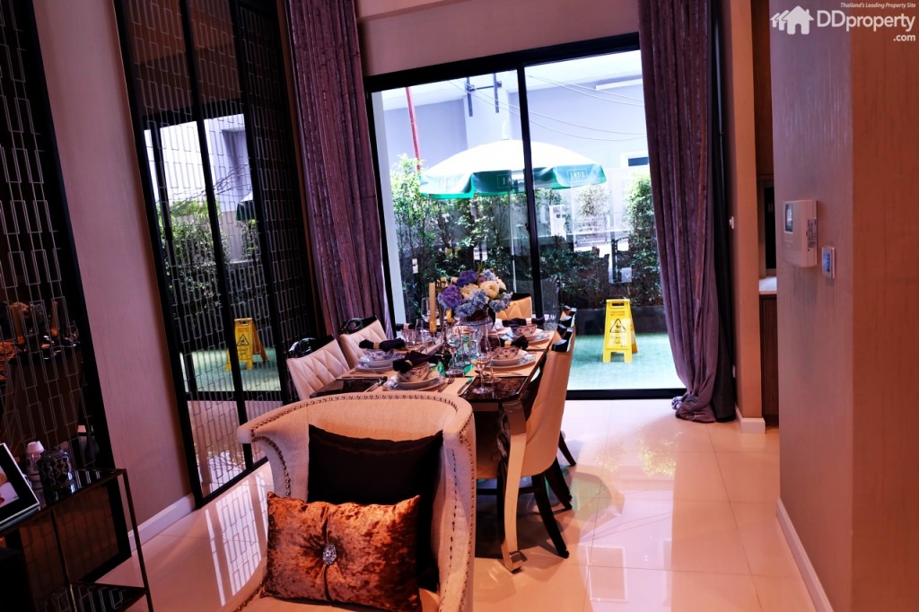 เลยห้องรับแขกมาจะเป็นในส่วนของบริเวณรับประทานอาหาร