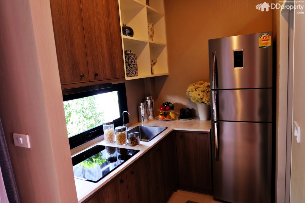 ฝั่งขวาของบริเวณรับประทานอาหารจะเป็นส่วนของครัว (แถมงานบิลท์อินไม่แถมเครื่องใช้ไฟฟ้า)